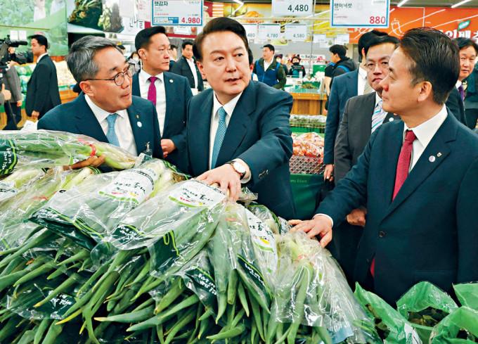 韩国总统尹锡悦3月18日到访首尔一间商店，查看葱价。

