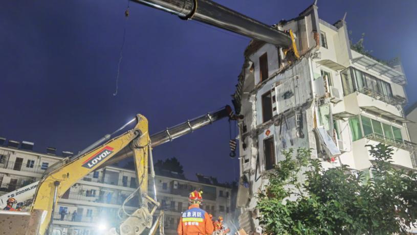 安徽民房倒塌致4死  居民靠床單4樓滑降逃難