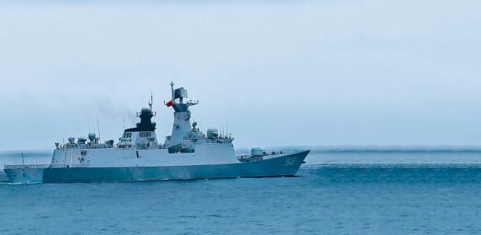 解放军军舰在台湾海峡进行演练。
