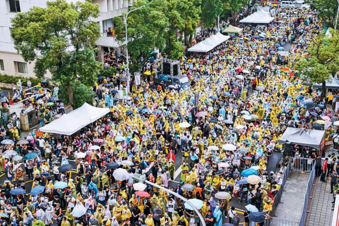 上万台湾民众冒雨在立法院外示威抗议。

