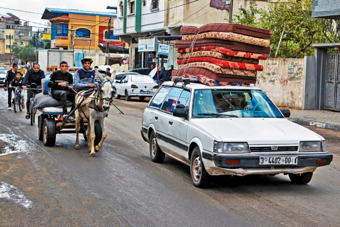以军周一要求加沙南部拉法镇东部的民众尽快疏散后，巴人慌忙带着家当撤离。

