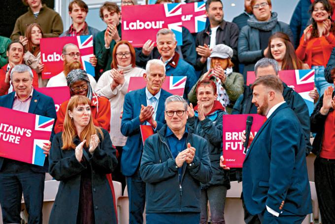 英國工黨黨魁施紀賢昨日前往黑池南區，恭賀黨友韋伯在國會補選中勝出。
