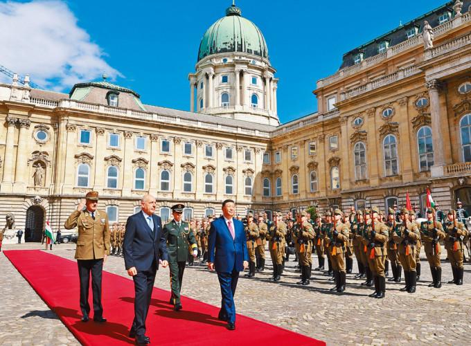 匈牙利總統舒尤克為習近平舉行歡迎儀式。
