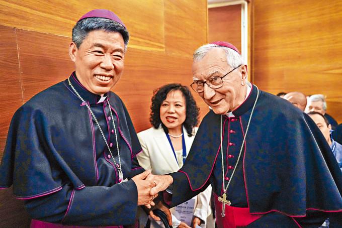 梵蒂岡國務卿帕羅林（右）周二會見來訪的中國主教團主席、上海主教沈斌。
