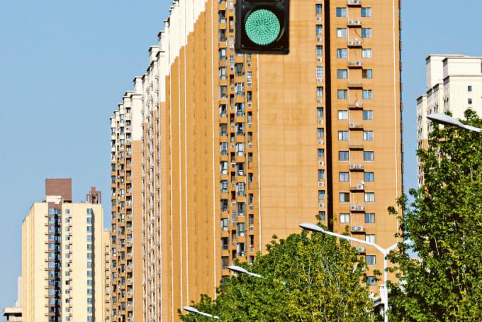 杭州及西安昨日全面取消住房限购，在两市范围内买楼，不再审核购房资格。
