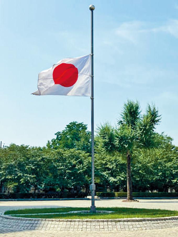 日本駐華大使館降半旗向胡友平致哀。
