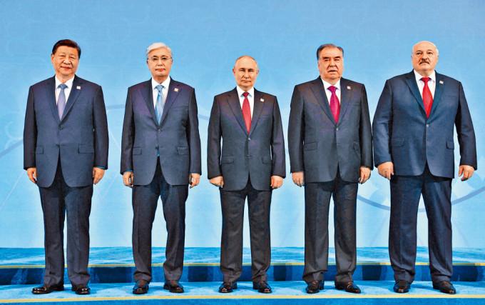 （左起）国家主席习近平、哈萨克斯坦总统托卡耶夫、俄罗斯总统普京、塔吉克斯坦总统拉赫蒙和白俄罗斯总统卢卡申科合影。
