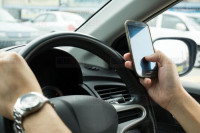 司機明知分心駕駛重罰   26％人駕車時仍查閱訊息
