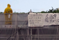 香港35歲黃衣漢掛「反送中」橫額   危站高台5小時墮下身亡