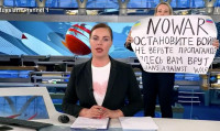 【有片】女示威者打斷新聞報道 舉牌高喊譴責入侵烏克蘭
