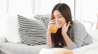 橙汁高糖｜1杯鲜榨橙汁=8粒方糖！营养师教最健康食法：可通便降胆固醇