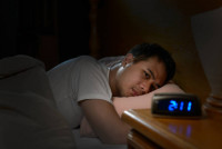 解决失眠｜睡前食1款水果摆脱失眠 入睡速度快42％！ 推介9种天然安眠药