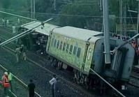 印度火车出轨2死8伤