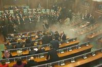 反对派议员放催泪气　科索沃国会一日停两次