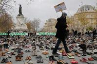 巴黎市摆2万只鞋抗议游行禁令