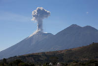 危地馬拉火山爆發　噴發煙柱7公里高　
