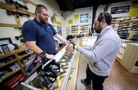 美行政手段加強槍枝管制　賣家須領證顧客要審查