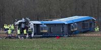 荷兰火车撞吊臂车后出轨　至少1死10伤