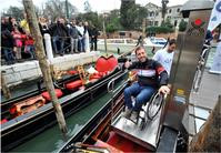 威尼斯运河设升降台　助轮椅客坐贡多拉