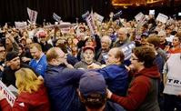 特朗普俄州竞选集会　被示威者冲击困台上