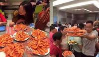 中國遊客食自助餐用碟瘋狂舀蝦　被指餓鬼拓世