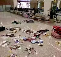 浦东机场散满地　疑不愿缴纳加税后物品