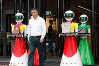 广州土豪带8台女机器人逛街
