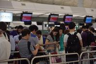 【台风妮妲】机场大批旅客排队候补机位