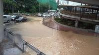 荃灣西樓角路爆水管變「黃河」　一度封路