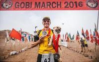 流浪狗「跟跑」戈壁沙漠馬拉松　連追英國跑手4站