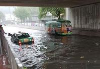 紅雨警告下道路成澤國　小巴的士被圍困