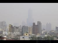 台灣中南部空氣質素惡劣　高雄85大樓消失不見