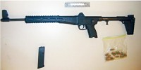 华埠街头拘藏半自动步枪少年