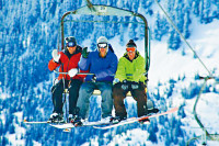 无人受伤 初步怀疑电源冲击造成意外    -5°C滑雪吊车失灵 百人半天吊3小时
