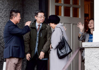 落難公主「自由」首日 中國總領事上門送暖