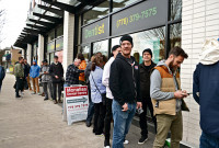 温市首两大麻店开张 顾客期待铺外现人潮