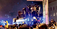 猛龙球迷市中心狂欢 爬警车巴士车顶祝捷