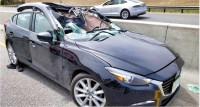 SUV甩轆砸中對頭車 無辜司機車毀人險亡