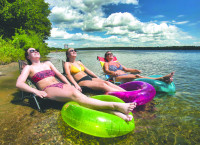 最熱周末 市民湖畔戲水避暑