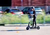 安省電動滑板車今上路 時速不逾4公里試行5年