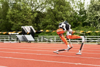 硬件設計配合先進人工智能  雙足機械人破百米世界紀錄