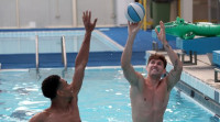 世界杯2022｜英格兰球员玩水上篮球笑住备战威尔斯