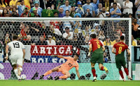 【世杯战果速递】葡萄牙2 : 0胜乌拉圭  率先出线16强