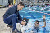 腕戴式设备监测泳客状况  达溺水指标即弹出发警报