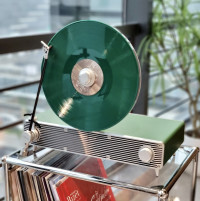 科技生活| 香港设计垂直黑胶唱盘   无线连接变蓝牙扬声器