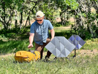 科技生活| 摺紙式太陽能電池板 1秒縮至八分一放背包