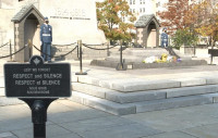 渥太华国家战争纪念碑袭击9周年  杜鲁多博励治致哀