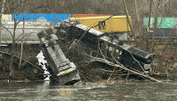 賓夕法尼亞州三火車相撞  車廂四散部分飛墜河中