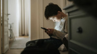 全美最严厉｜佛州禁14岁以下儿童开社交媒体账号