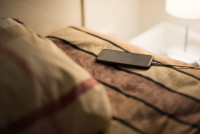 手機床邊充電爆炸  15歲少年觸電身亡  家人還以為睡着